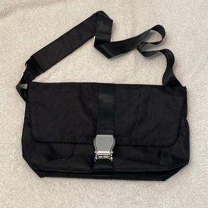 “Warner Bros”Nylon Messenger Bag Black Medium…Unisex